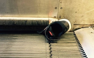 La chaussure du petit Robin coincée dans l'escalator.