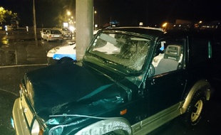 Le vent a soulevé cette voiture.