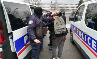 La police interpelle des lycéens aux abords du lycée Saint-Exupéry, à Mantes-la-jolie, dans les Yvelines, le 6 décembre 2018.