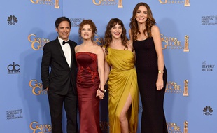 Gael Garcia Bernal, Bernadette Peters, Lola Kirke et Saffron Burrows prennent la pose après la distinction de la série «Mozart in the Jungle» lors des Golden Globes 2016, le 10 janvier 2016.