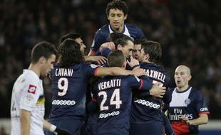 Les joueurs du PSG célèbrent leur victoire contre Sochaux (5-0) le 7 décembre 2013 au Parc des Princes.