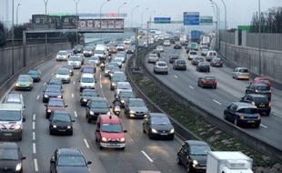 Le trafic était perturbé dans les transports urbains jeudi matin à Paris et dans les grandes villes, en raison de la journée d'action interprofessionnelle, mais parfois légèrement meilleur que prévu sur les réseaux SNCF et RATP d'Ile-de-France.
