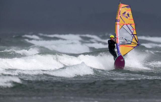 Malgré l’alerte, des windsurfers ont profité des vagues à Troon beach en Ecosse avant de se mettre en sécurité en attendant que la tempête Floris passe.