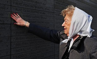 Rescapée d'Auschwitz, Sara Rus, juive de Pologne, a émigré vers l'Argentine en quête de paix, mais la dictature militaire lui a enlevé son fils: à 86 ans, elle milite toujours avec ferveur avec les Mères de la place de mai.