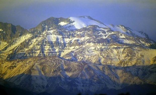Pour la première fois de son histoire, le rallye-raid Dakar a été bloqué vendredi de façon imprévisible par de fortes chutes de neige sur la Cordillère des Andes au col San Francisco (4.748 m), et a dû annuler la 6e étape de sa 33e édition entre Fiambala en Argentine et Copiapo au Chili