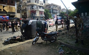 Au moins dix personnes ont été tuées et neuf blessées mercredi dans deux attentats au Pakistan, dont un visant un juge qui a été grièvement blessé à Karachi, l'instable mégalopole du sud, selon les autorités locales.