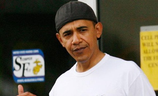 Repéré, Barack Obama, casquette à l'envers, devant le club de gym des marines, à Hawaii. La classe américaine.