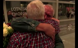 Capture écran de la BBC à propos de la première rencontre de jumeaux à Varsovie, en Pologne.