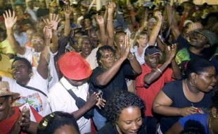 Le leader du LKP Elie Domota et le préfet Nicolas Desforges ont signé mercredi soir un accord appelant "à la reprise de l'activité normale" en Guadeloupe, après 44 jours de grève générale, tandis qu'en Martinique les négociations continuaient.