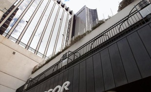 Vue générale prise le 05 novembre 2002 à Puteaux du siège social du groupe français de réassurance Scor