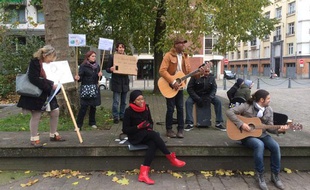 L'artiste américain Markus (au centre) a déjà organisé un petit rassemblement positif en novembre 2013 à Lille.