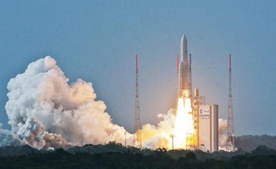 Décollage d'une fusée Ariane 5, de l'agence Arianespace.