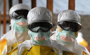 Des soignants de Médecins Sans Frontières, à l'hopital Elwa de Monrovia, le 30 août 2014