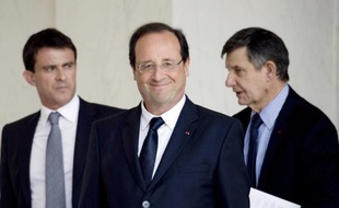 Le Premier ministre Manuel Valls (g), le président François Hollande (c) et le secrétaire général de l'Elysée Jean-Pierre Jouyet, sur le perron de l'Elysée le 18 juin 2014