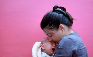La période suivant l'accouchement, le post-partum, peut être une période délicate pour les jeunes mamans, entre douleurs physique, fatigue et coups de blues.