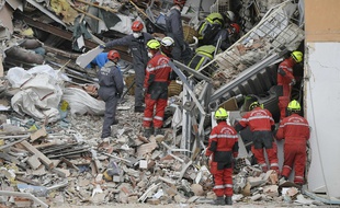 Des pompiers dans les décombres de l'immeuble effondré à Sanary-sur-Mer, le 7 décembre 2021.