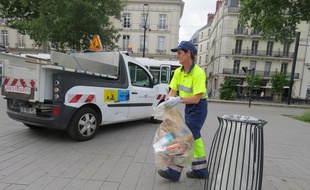 Des agents du nettoiement en centre-ville de Nantes.