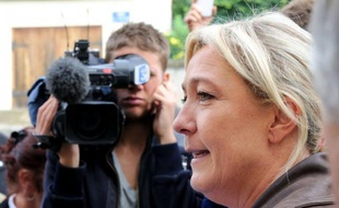 La présidente du Front national, Marine Le Pen, a indiqué mardi qu'elle n'excluait pas de conclure des alliances locales avec l'UMP, voire avec "des élus divers gauche", aux prochaines élections municipales de 2014.