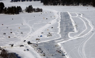 Le lac de Winnipesauke transformé en piste d'atterrissage pour les avions quand l'épaisseur de glace le permet.