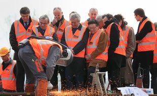 Les élus et la direction de la SNCF lors de la soudure du dernier rail de la LGV Est