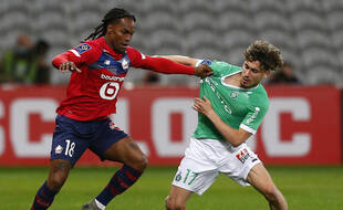 Renato Sanches face à Adil Aouchiche lors de Lille-ASSE le 16 mai 2021.