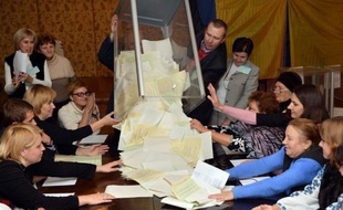 Le parti du président Viktor Ianoukovitch arrive en tête des législatives en Ukraine dimanche, suivi par l'alliance d'opposition proche de l'ex-Première ministre emprisonnée Ioulia Timochenko, dans un scrutin où le boxeur Vitali Klitschko et les nationalistes ont créé la surprise.