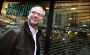 Les salariés de Libération ont commencé vendredi à la mi-journée à voter sur le plan de relance d'Edouard de Rothschild, qui prévoit l'arrivée de Laurent Joffrin à la direction et un lourd plan social, lors d'un scrutin "indicatif" à l'issue incertaine.