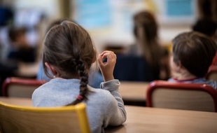 Image d'illustration d'une salle de classe en école primaire.