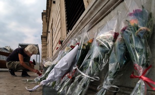 Des fleurs devant la gare Saint-Charles en hommage aux victimes de l'attentat d'octobre 2017