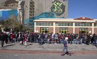 Des réfugiés font la queue sur le port du Pirée, à Athènes, en attendant une distribution de nourriture organisée le 2 mars 2016.