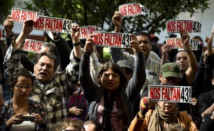 Des proches des 43 étudiants disparus assistent à la lecture d'un rapport d'experts indépendants, à Mexico le 24 avril 2016