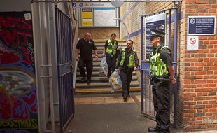Les policiers britanniques évacuent les corps de la gare de Brixton, le 18 juin 2018.