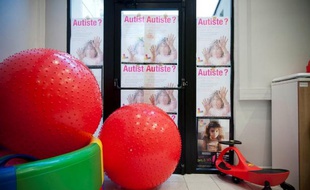 Des affiches dans les locaux parisiens de la «FuturoSchool», structure développée par l'association «Vaincre l'autisme», le 12 janvier 2012.