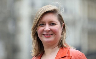 Le syndicat des cadres, la CFE-CGC, va élire mercredi un nouveau leader, lors de son 35e congrès à Saint-Malo (Ille-et-Vilaine), et mettre ainsi fin à une crise interne qui oppose Carole Couvert, actuelle numéro deux, donnée favorite, et ses opposants, en particulier les métallurgistes, qui soutiennent François Hommeril, un ancien de Pechiney.