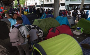 378 migrants ont été évacués du campement qui s'était reconstitué ces derniers jours sous le métro aérien entre les stations La Chapelle et Stalingrad.