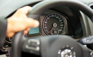 Le tableau de bord d'une voiture.