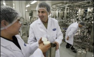 Le groupe agroalimentaire français Danone, numéro 1 mondial des produits laitiers frais, a signé lundi un accord avec le groupe laitier chinois Mengniu Dairy pour créer une co-entreprise en Chine, renforçant ainsi sa présence dans ce pays.