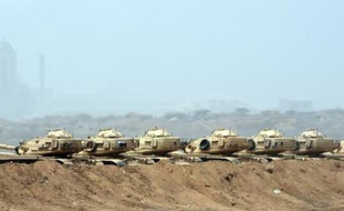 Des chars saoudiens déployés le 9 avril 2015 sur la frontière entre le Yémen et l'Arabie saoudite