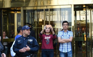 Des touristes devant la Tour Trump à New York, le 23 mai 2016