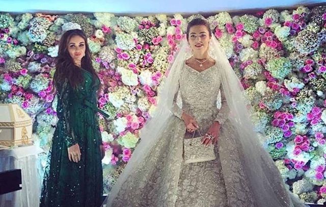 Attention, on tient sans doute notre gagnant ! Nous sommes en mars 2016 et Said Goutseriev, fils de l’oligarque russe Mikhail Goutseriev, épouse la charmante Khadija Uzhakhova, 20 ans, étudiante. Sa robe, signée Elie Saab, est estimée à 25.000 euros. Mais c’est une miette par rapport à la note finale, qui dépasserait le milliard de dollars.