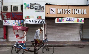 L'Inde était touchée jeudi par une grève de petits commerçants farouchement opposés à l'arrivée des géants mondiaux de la grande distribution, un mouvement illustrant la difficulté récurrente du pouvoir à imposer des réformes économiques considérées comme "anti-pauvres".