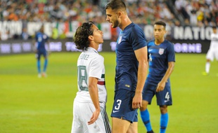 Matt Miazga provoquant le Mexicain Diego Lainez.
