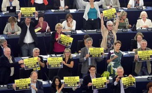 Les eurodéputés Verts célèbrent la victoire des opposants au traité Acta lors du vote au Parlement européen mercredi 4 juillet 2012.