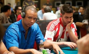 Phil Ivey de retour dans un tournoi live lors de l'Asia Pacific Poker Tour à Macao, le 23 novembre 2011.