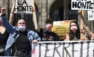 Plusieurs dizaines de personnes ont manifesté jeudi devant la mairie de Paris pour réclamer la démission de l'adjoint à la Culture, Christophe Girard.