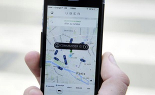 Un utilisateur de l'application Uber commande un Uberpop à Paris, le 17 juin 2015