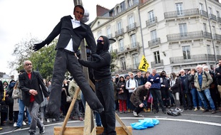 Un mannequin à l'effigie de Macron pendu lors d'une manifestation à Nantes.