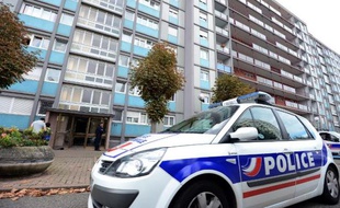 Une voiture de police stationne en bas d'un immeuble lors d'une opération anti-terroriste à Strasbourg, en 2012