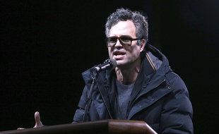 Mark Ruffalo , comédien américain a participé à des manifestations contre Donald Trump. Mercredi 19 avril, il a appelé avec d'autres artistes les Français à voter Jean-Luc Mélenchon.