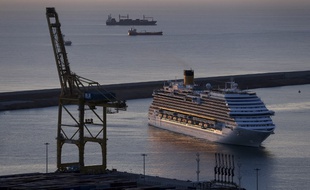 Un ferry entre dans le port commercial de Barcelone (image d'illustration).